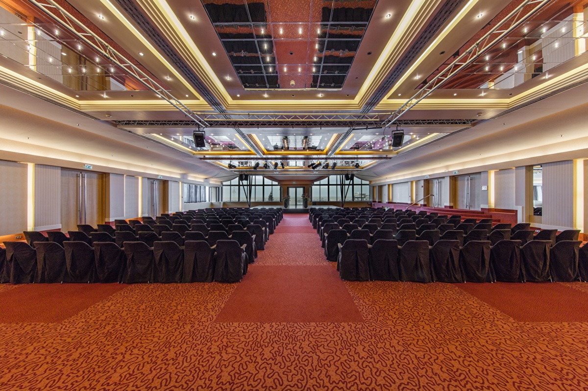 The Jan Toorop meeting room in Grand Hotel Amrâth Kurhaus is set up with rows of chairs and tables.