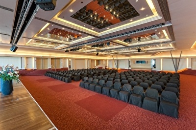 The Jan Toorop meeting room in Grand Hotel Amrâth Kurhaus is set up with rows of chairs and tables.